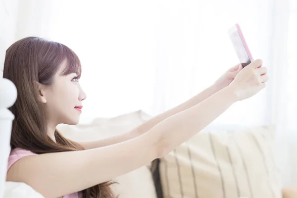Krása žena pořizování selfie — Stock fotografie
