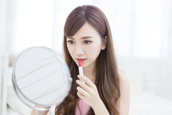 Beauty woman using  lipstick — Stock Photo, Image