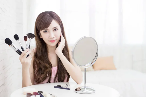 Mujer de belleza con pinceles de maquillaje — Foto de Stock