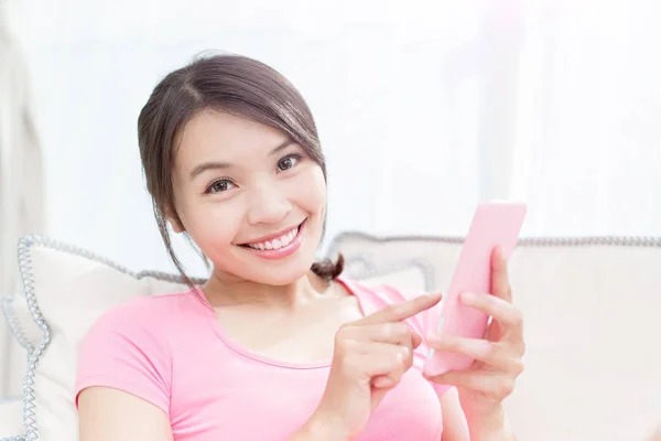 Woman using  phone — Stock Photo, Image