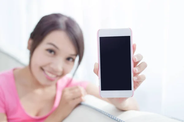 Woman show ing smartphone — Stock Photo, Image
