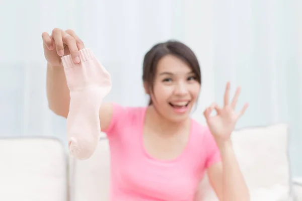 Žena zobrazeno ponožku a ok — Stock fotografie