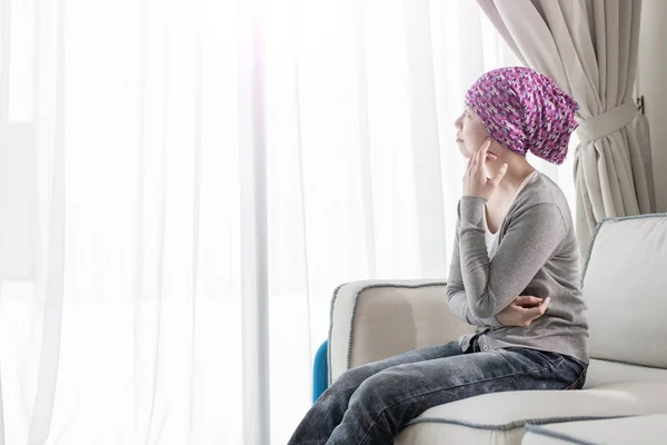 Mulher com câncer se sentindo mal — Fotografia de Stock