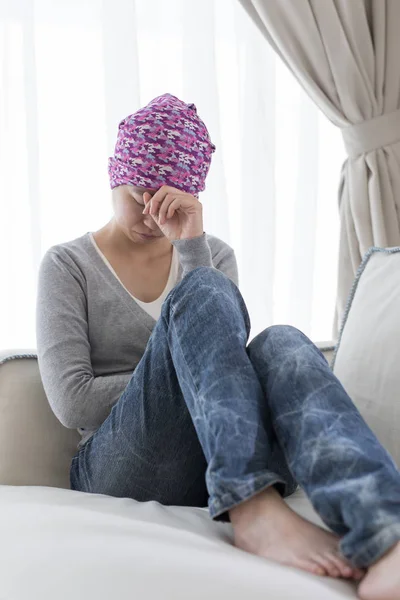 Woman  with cancer feeling  bad — Stock Photo, Image