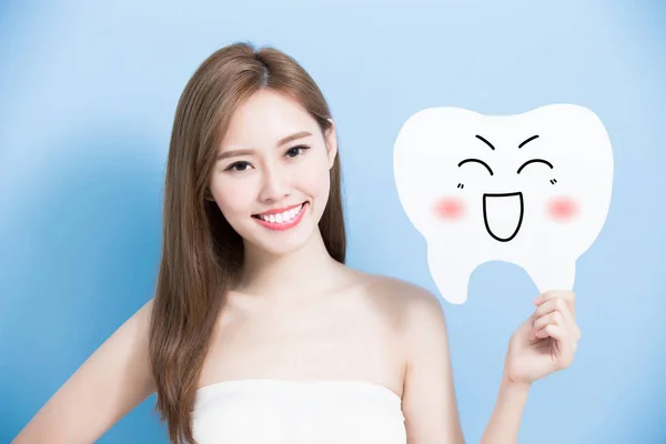 Woman with  cute tooth billboard — Stock Photo, Image