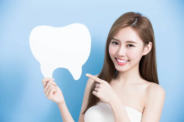 Woman holding  cute tooth a — Stock Photo, Image