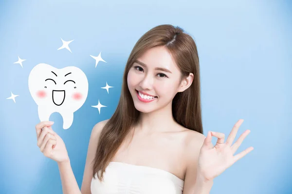 Mujer sosteniendo lindo diente —  Fotos de Stock
