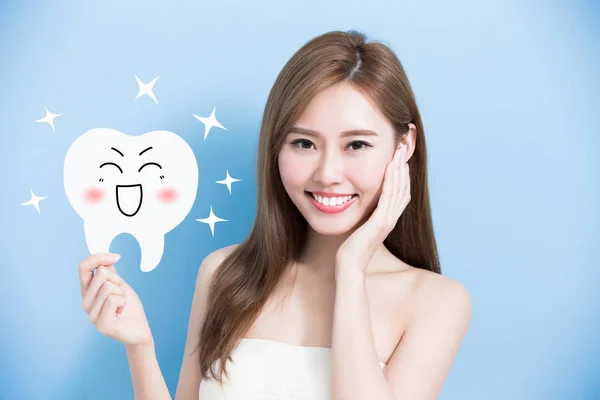 Kvinna med söt tand billboard — Stockfoto