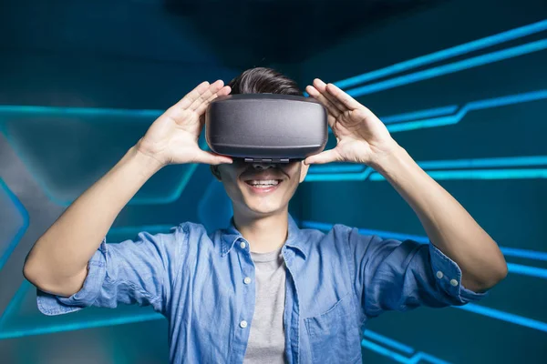 Man dragen vr headset — Stockfoto