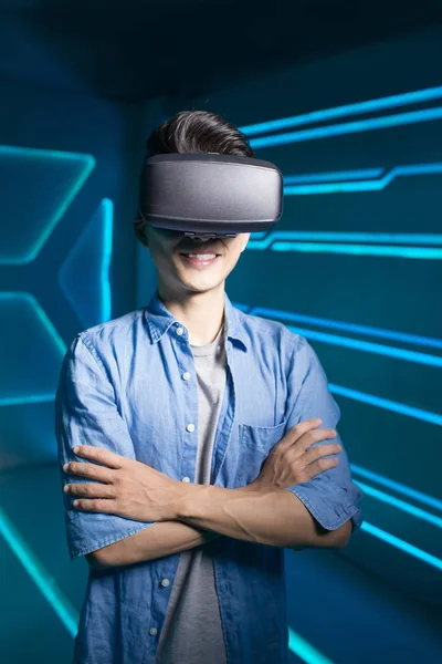 男人带着 vr 耳机 — 图库照片