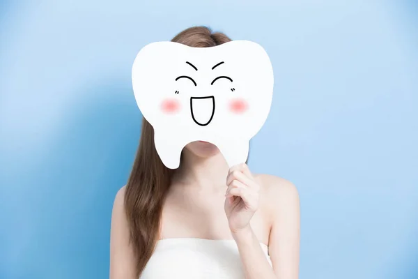 Женщина с билбордом для зубов — стоковое фото