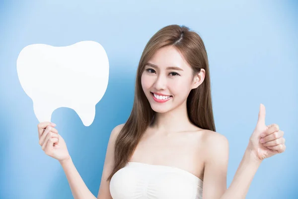 Mulher com cartão de dente mostrando polegar para cima — Fotografia de Stock
