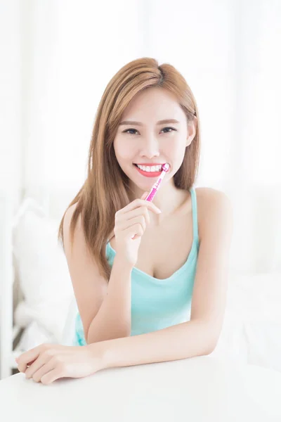 Vrouw nemen tandenborstel — Stockfoto