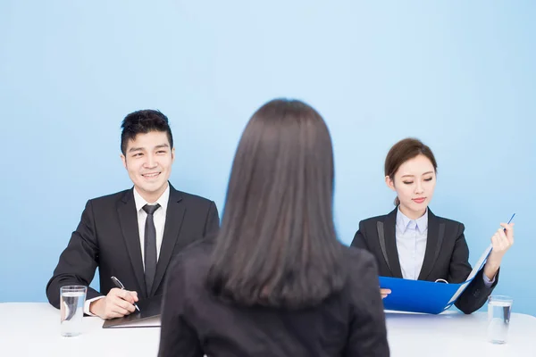 Geschäftsleute mit Interview — Stockfoto