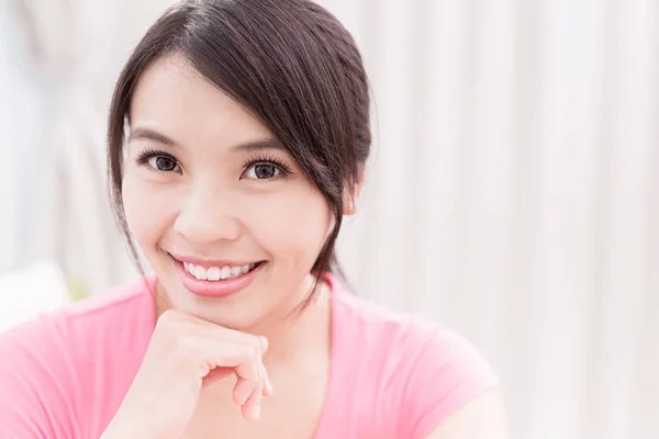 Mujer sonriendo felizmente — Foto de Stock