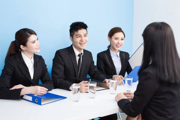 Empresários em entrevista — Fotografia de Stock