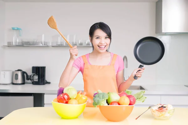 Hausfrau mit Pfanne und Kochlöffel — Stockfoto