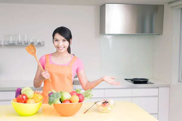 Hausfrau mit Reislöffel — Stockfoto