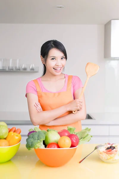 Huisvrouw met rijst lepel — Stockfoto
