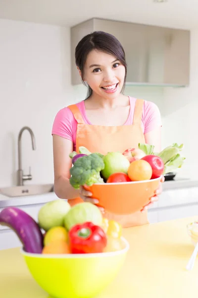 Belleza ama de casa sonriendo felizmente — Foto de Stock