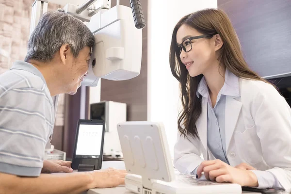 Hombre viejo con optometrista — Foto de Stock