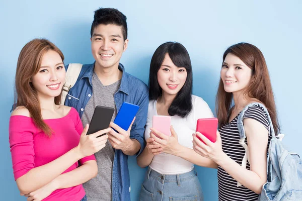 Studenten met behulp van smartphones — Stockfoto