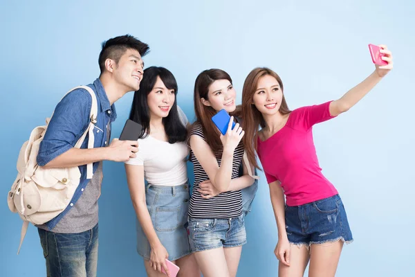 Estudiantes tomando selfie felizmente — Foto de Stock