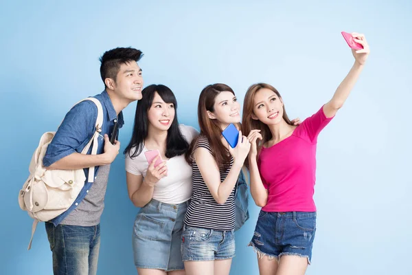 Étudiants prenant selfie heureux — Photo