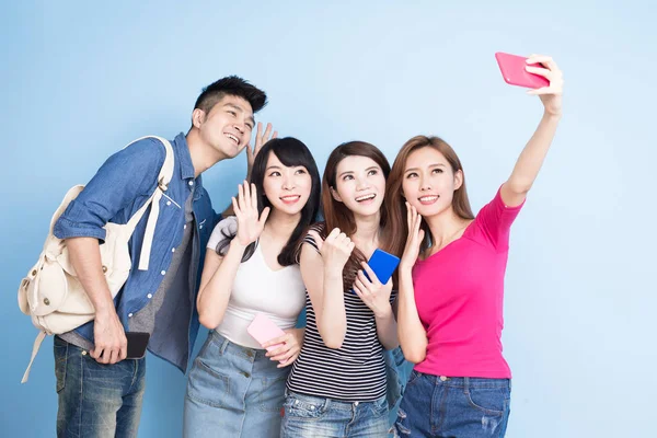 Estudantes que tomam selfie feliz — Fotografia de Stock