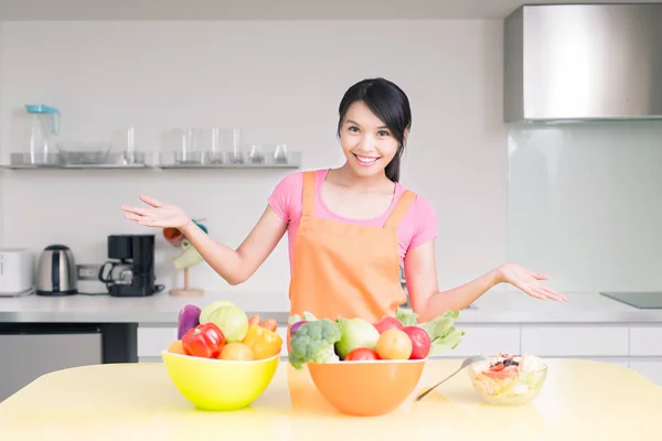 Schoonheid huisvrouw in de keuken — Stockfoto