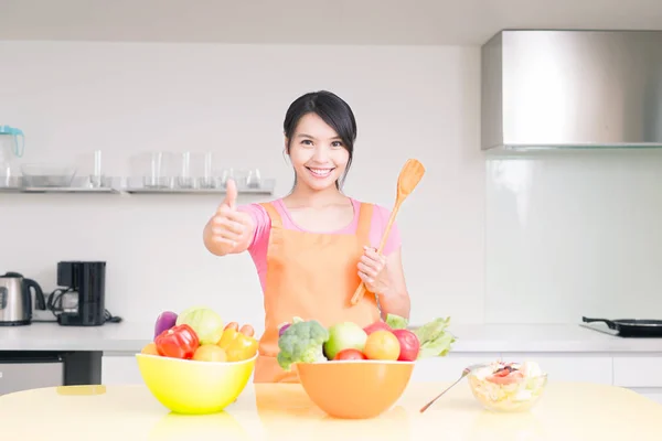Hausfrau mit Reislöffel zeigt Daumen hoch — Stockfoto
