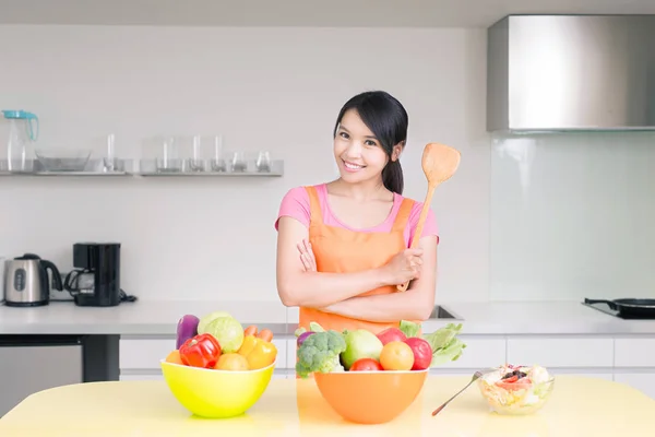 Schoonheid huisvrouw met rijst lepel — Stockfoto