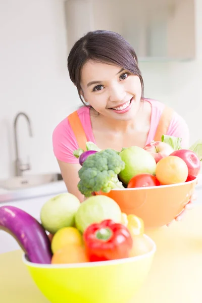 キッチンで野菜を持つ主婦 — ストック写真