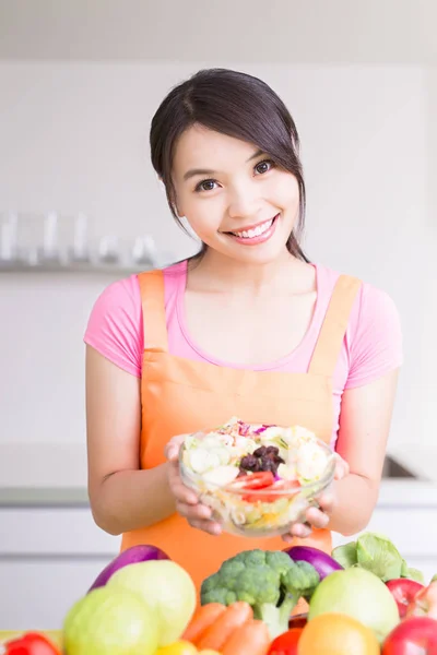 Schoonheid huisvrouw bedrijf salade — Stockfoto