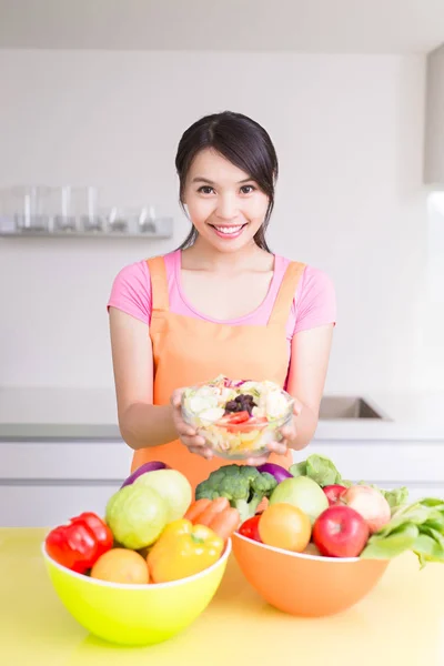 Schoonheid huisvrouw bedrijf salade — Stockfoto