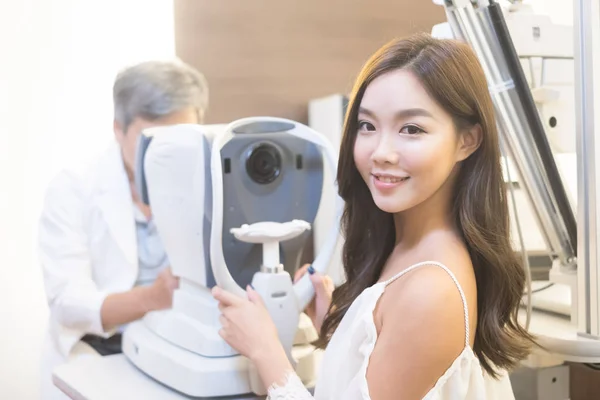 Vrouw die lacht in de optische winkel — Stockfoto