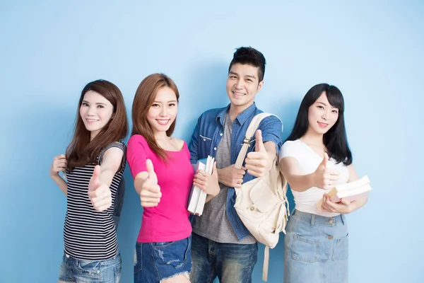 Estudantes mostrando polegares para cima — Fotografia de Stock