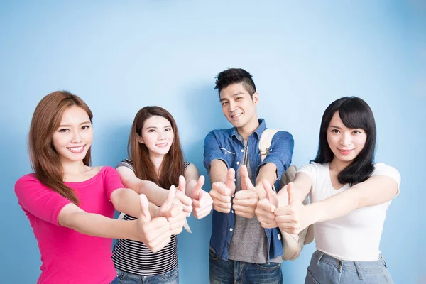 Studenti che mostrano pollici in su — Foto Stock