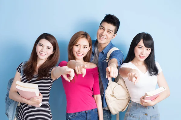 Estudantes felizes apontando — Fotografia de Stock