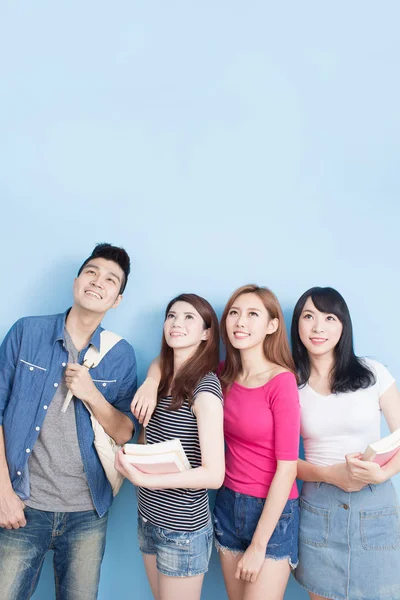 Estudantes felizes procurando em algum lugar — Fotografia de Stock