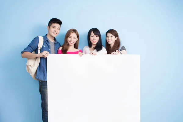 Spokojenými studenty držící billboard — Stock fotografie