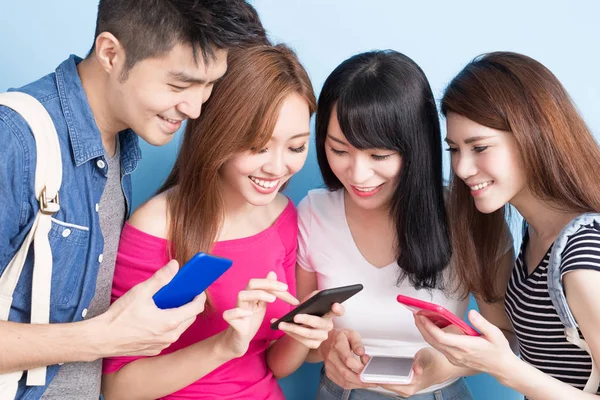 Studenten met behulp van smartphones — Stockfoto