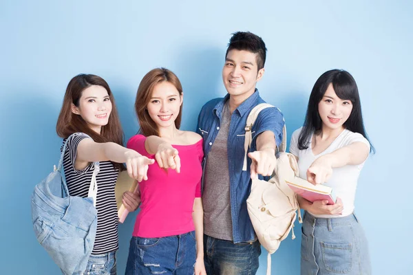 Gruppo felice di studenti che puntano — Foto Stock