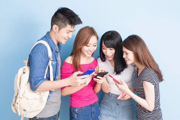 Elever som använder smartphones — Stockfoto