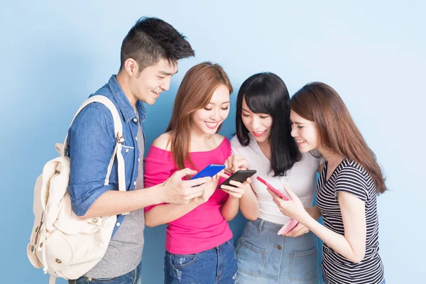 Students using  smartphones — Stock Photo, Image