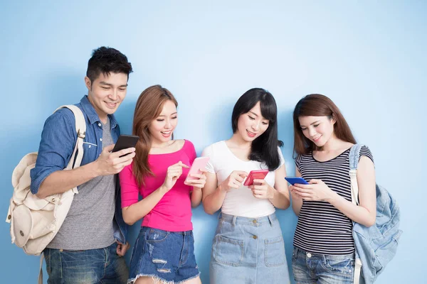 Студенты, использующие смартфоны — стоковое фото