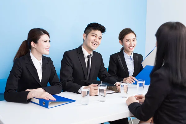 Empresários em entrevista — Fotografia de Stock