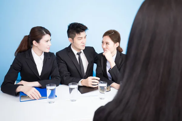 Empresários em entrevista — Fotografia de Stock