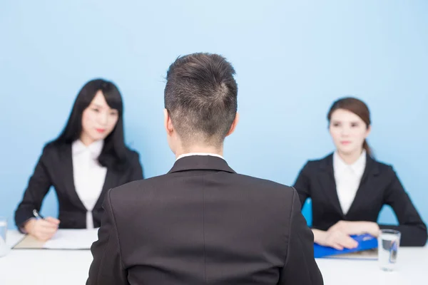 Empresários em entrevista — Fotografia de Stock