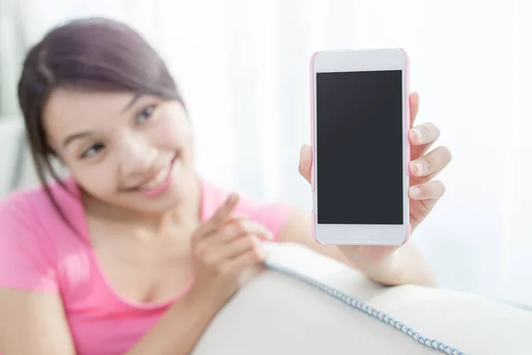 Mujer mostrando teléfono inteligente — Foto de Stock